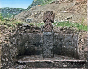 صلیب ستون دار در محراب کلیسای روستای یرنجاتاپ