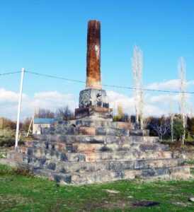 صفه و قسمتی از ستون در روستای وسکه واز