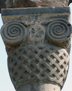 سرستون کلیسای زوارتنوتس