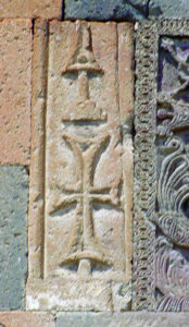 دو مورد ستون های منقوش در دیوار کلیساها