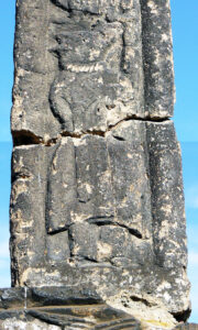 ستون شهر تالین با تصویر انسانی با سر گراز(26)