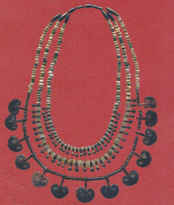 گردنبند برنزی همراه با سنگ های قیمتی، گغارت، سدۀ 27و 28 پم