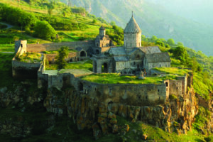 دیر تاتو واقع بر بلندی های سیونیک