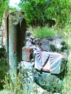 بقایای سنگ نبشته ها و خاچکارهای دیر آراتس