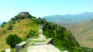 بقایای دیوارهای قلعۀ سمباتابرت در ارتفاعات