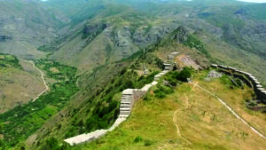 بقایای دیوارهای قلعۀ سمباتابرت در ارتفاعات