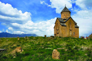 دورنمایی از دیر آرِنی و خاچکارهای واقع در پیرامون آن