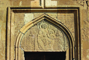 حجاریهای ورودی غربی، تمثال مریم مقدس و مسیح نوزاد، دیر آرِنی، اثر مومیک