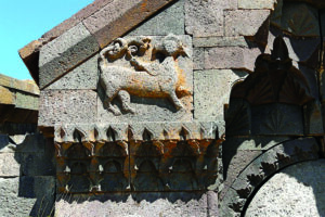 سنگنگاره های دیوار ورودی،کاروانسرای اوربلیانها