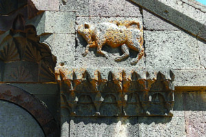 سنگنگاره های دیوار ورودی،کاروانسرای اوربلیانها