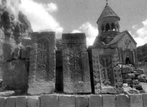 نمایی از دیر نوراوانک و خاچکارهای محوطۀ آن