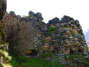 بقایای استحکامات و برج های قلعۀ باغابرت، ارتفاعات سیونیک