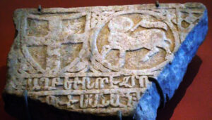 کتیبه با نمادهای جنوایی و ارمنی و نوشته به زبان ارمنی،کافا 1372م