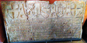 کتیبه با نمادهای پنج خانوادۀ اشرافی جنواییهای کریمه، موزۀ فئودوسیا