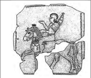تصویر22: بخشی از کمربند مفرغی با تصویر سوار اورارتویی و کلاه‌خود تاج‌دار(طره دار)