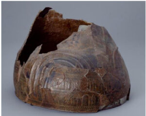 تصویر9: کلاه‌خود ساردوری با نقش جنگاوران و خدایان