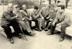 آبیک آواکیان در حلقۀ گروهی ازفرهیختگان و بزرگان ادبیات ارمنی سدۀ بیستم میلادی از چپ به راست: آرام آشوت پاپایان، سرگو بایازد، آبیک آواکیان، پارویر سِواک، سِرو خانزادیان، هامو ساهیان و هراچیا هوهانسیان