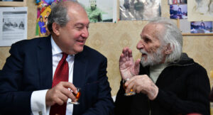 دیدار رئیس جمهور ارمنستان با یرواند ماناریان در منزل وی به مناسبت نود وپنجمین سالگرد تولدش، 2019م