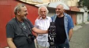 مردان هنرمند خانوادۀ ماناریان: کریست(18)، پسر یرواند در سمت چپ و آرمان، برادر یرواند در سمت راست