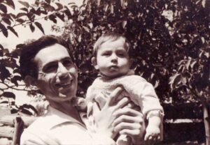 یکی از معدود عکسهای جوانی ماناریان به همراه پسرش، کریست