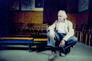 یرواند ماناریان در تئاتر خصوصی خود، در زیرزمین موزه ـ خانۀ دمیرجیان، نویسندۀ فقید ارمنی