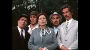 یرواند ماناریان، نفر اول سمت راست، در فیلم عروسی از شمال، 1975م