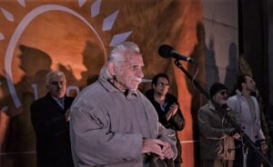 یرواند ماناریان در حال سخنرانی درهمایش انتقاد از کاستیهای دولت، 2014م، ایروان