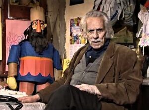 ماناریان در میان عروسکهای خود در تئاتر آگولیس