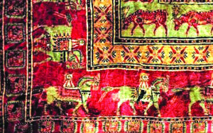 قالی پازیریک، 83/1 × 98/1 متر، موزۀ ارمیتاژ، سن پترزبورگ ، روسیه