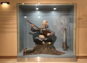 عاشوق در حال نواختن ساز